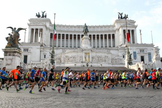 Rome Marathon passing the Monumento a Vittorio Emanuele II