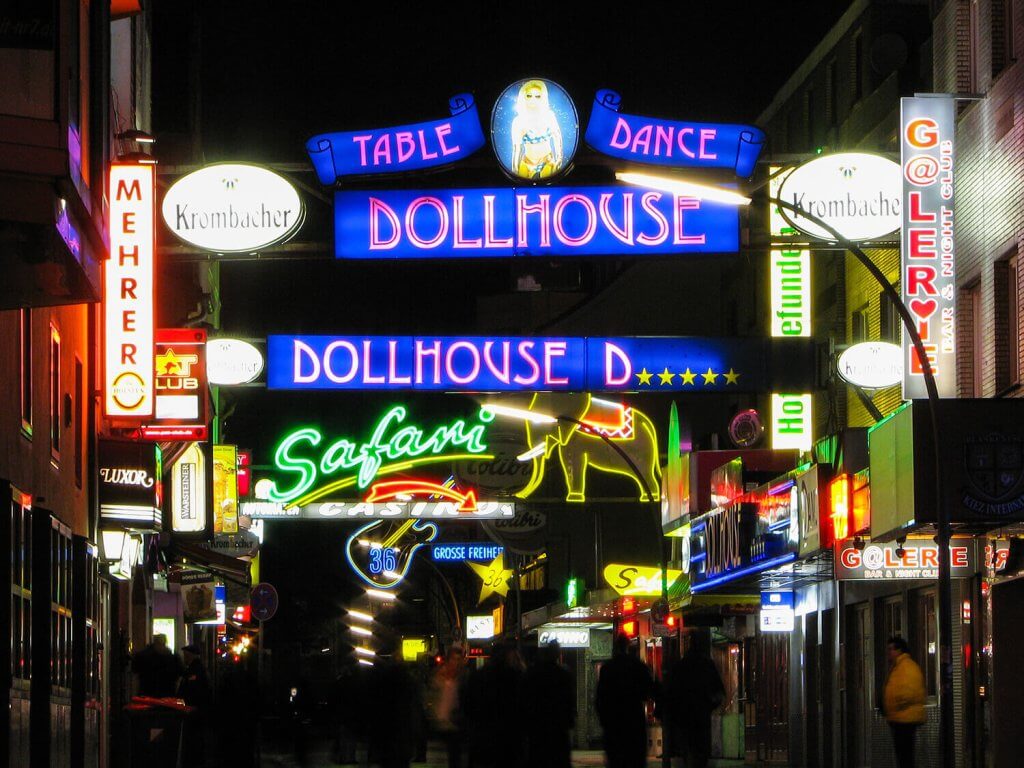 Illuminated display of the Dolllhouse on the Reeperbahn at night.