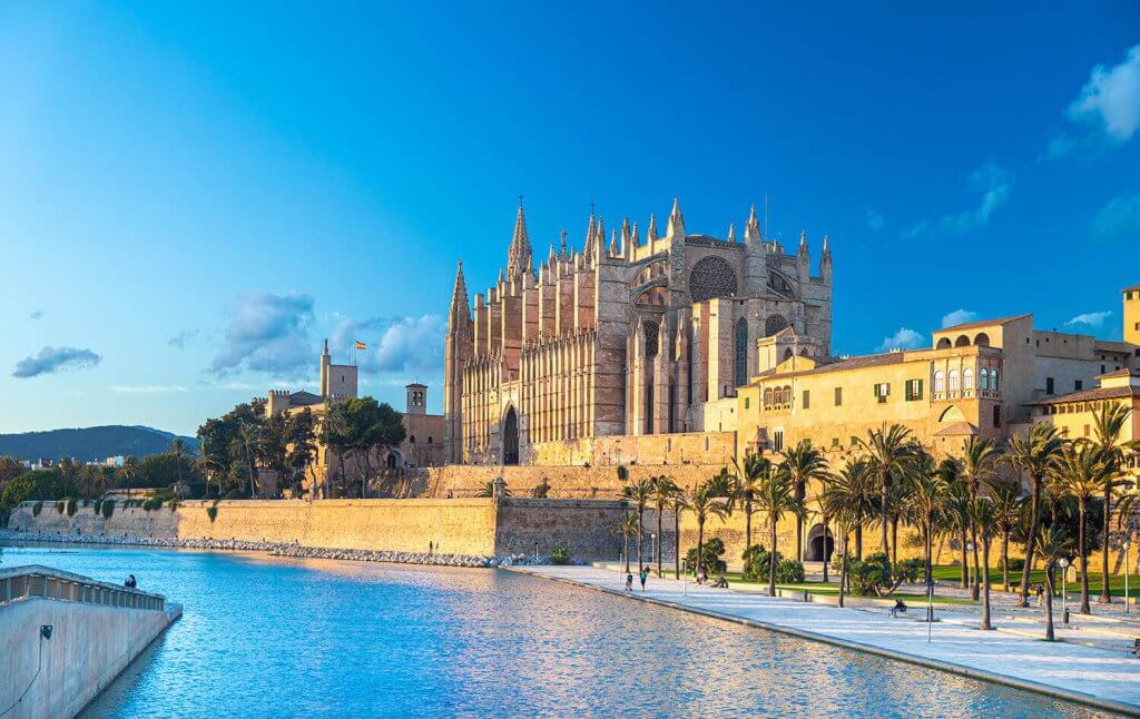 Side view of the Cathedrale La Seu in Palma on a sunny day.