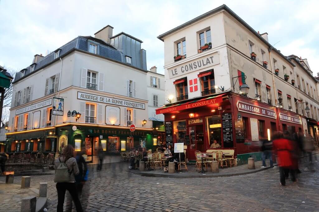 Café le Consulat in Paris from outside.