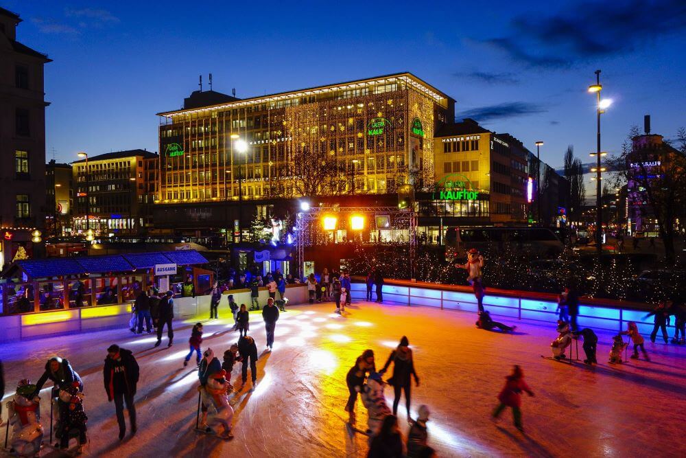 Eiszauber, people ice skating in the Munich City at the Karlsplatz